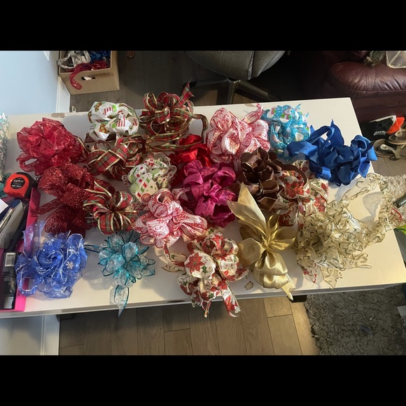 12 spindles of high quality ribbon & pre made bows - Picture 16 of 16